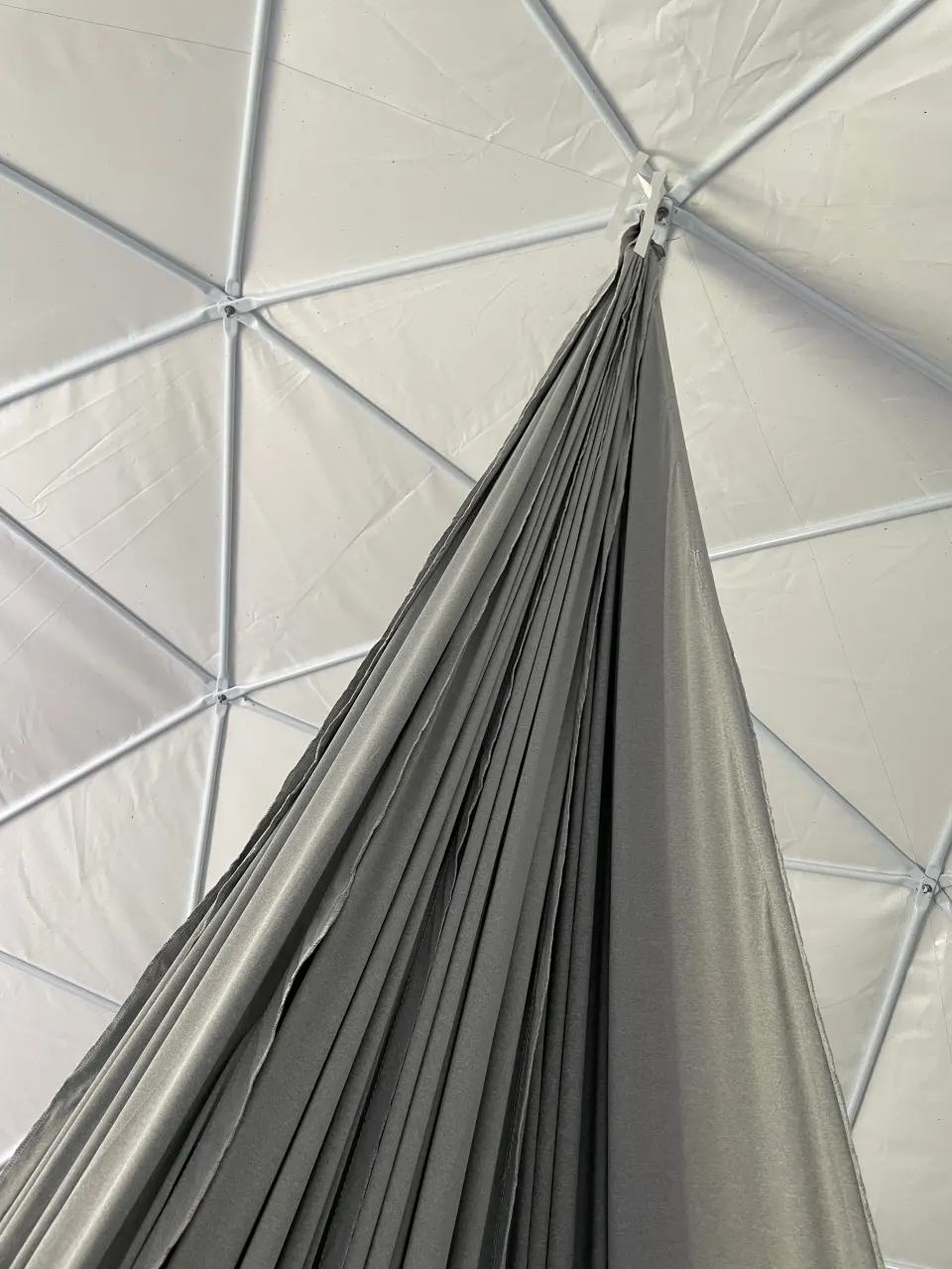 Proiezioni immersive per bimbi: montaggio schermo fulldome cupola