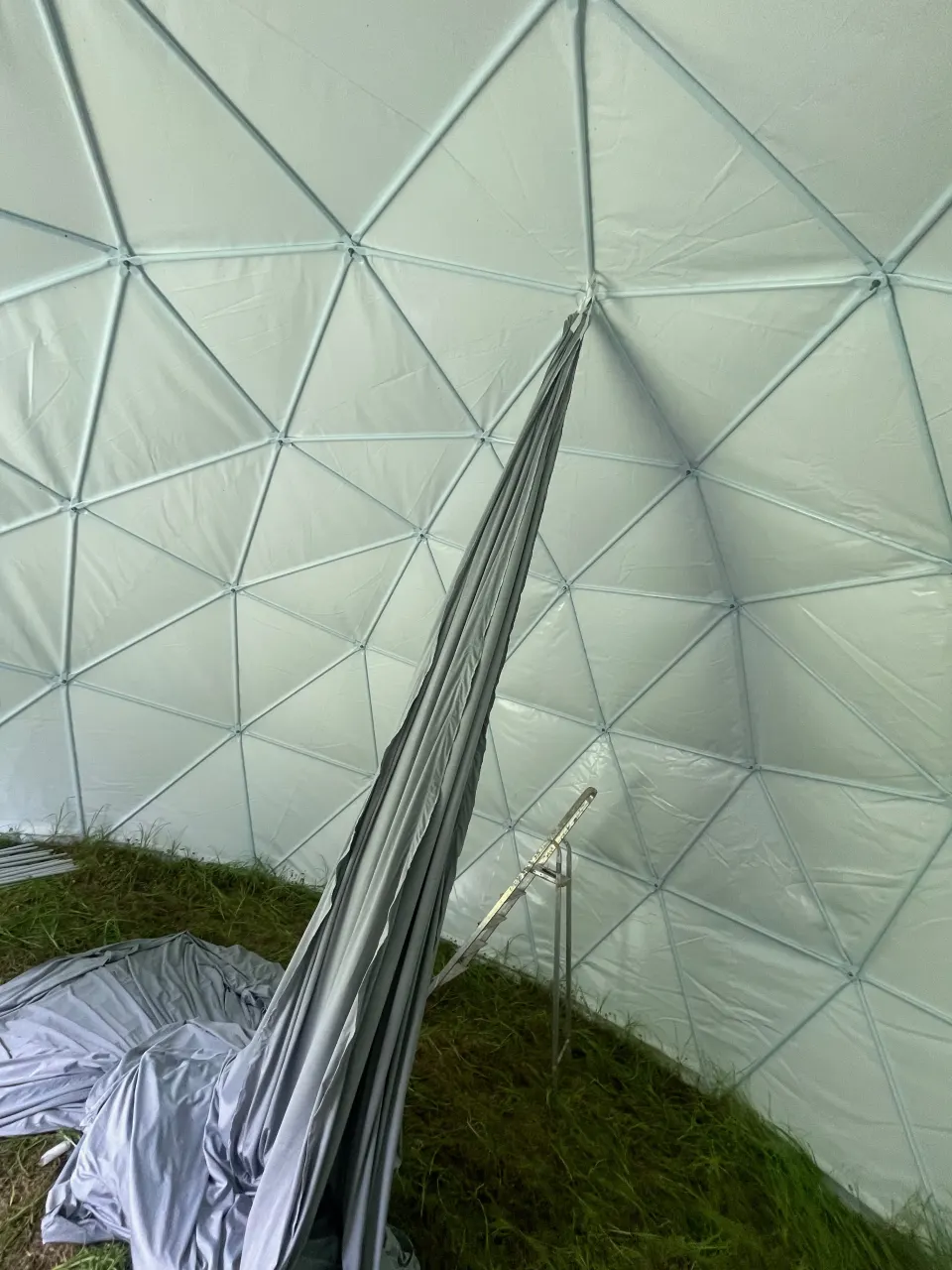 Proiezioni immersive per bimbi: preparazione telo proiezione fulldome