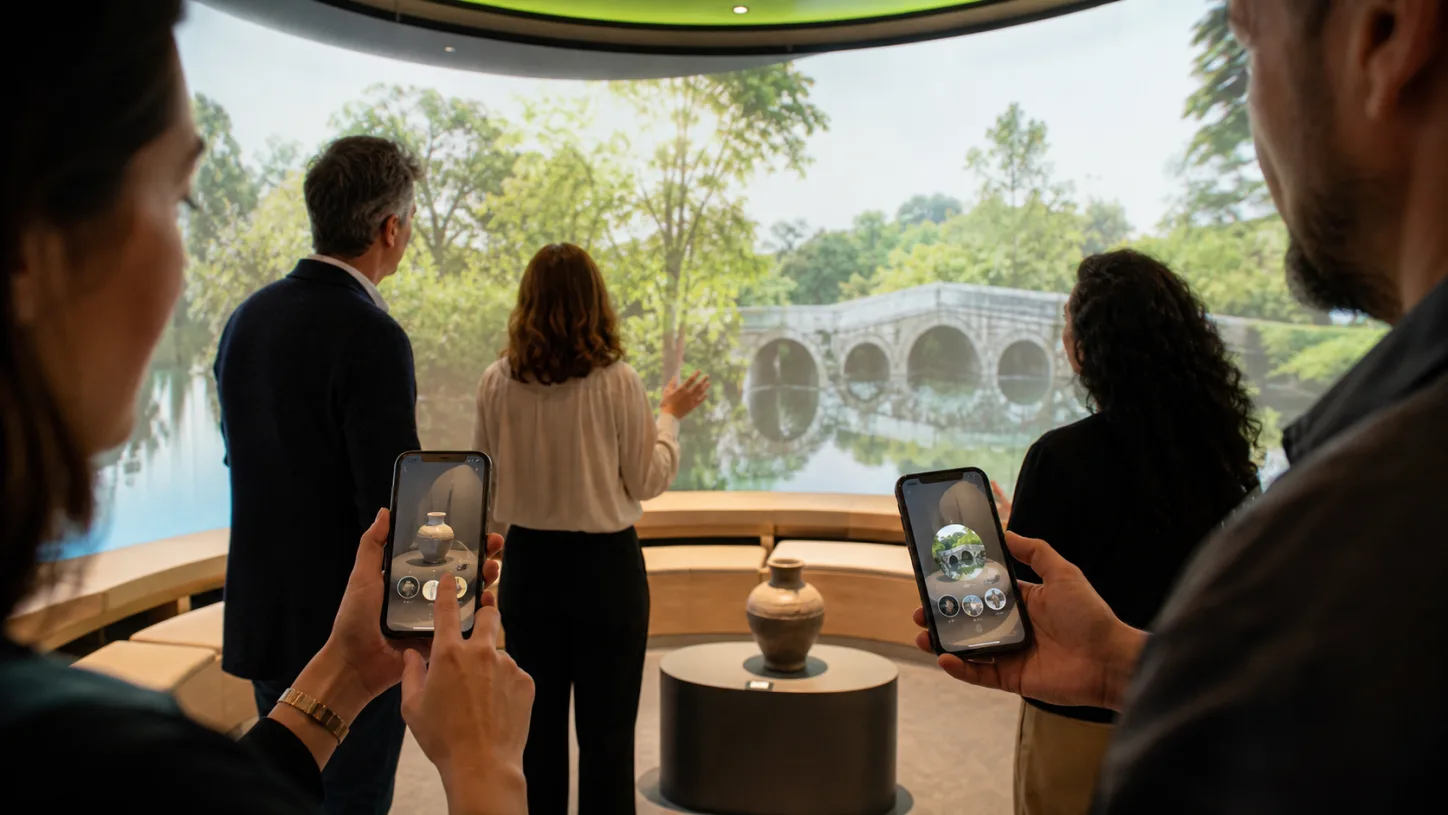 Visitatori partecipano alla Story Room usando sui propri telefoni l’app personalizzata e brandizzata.