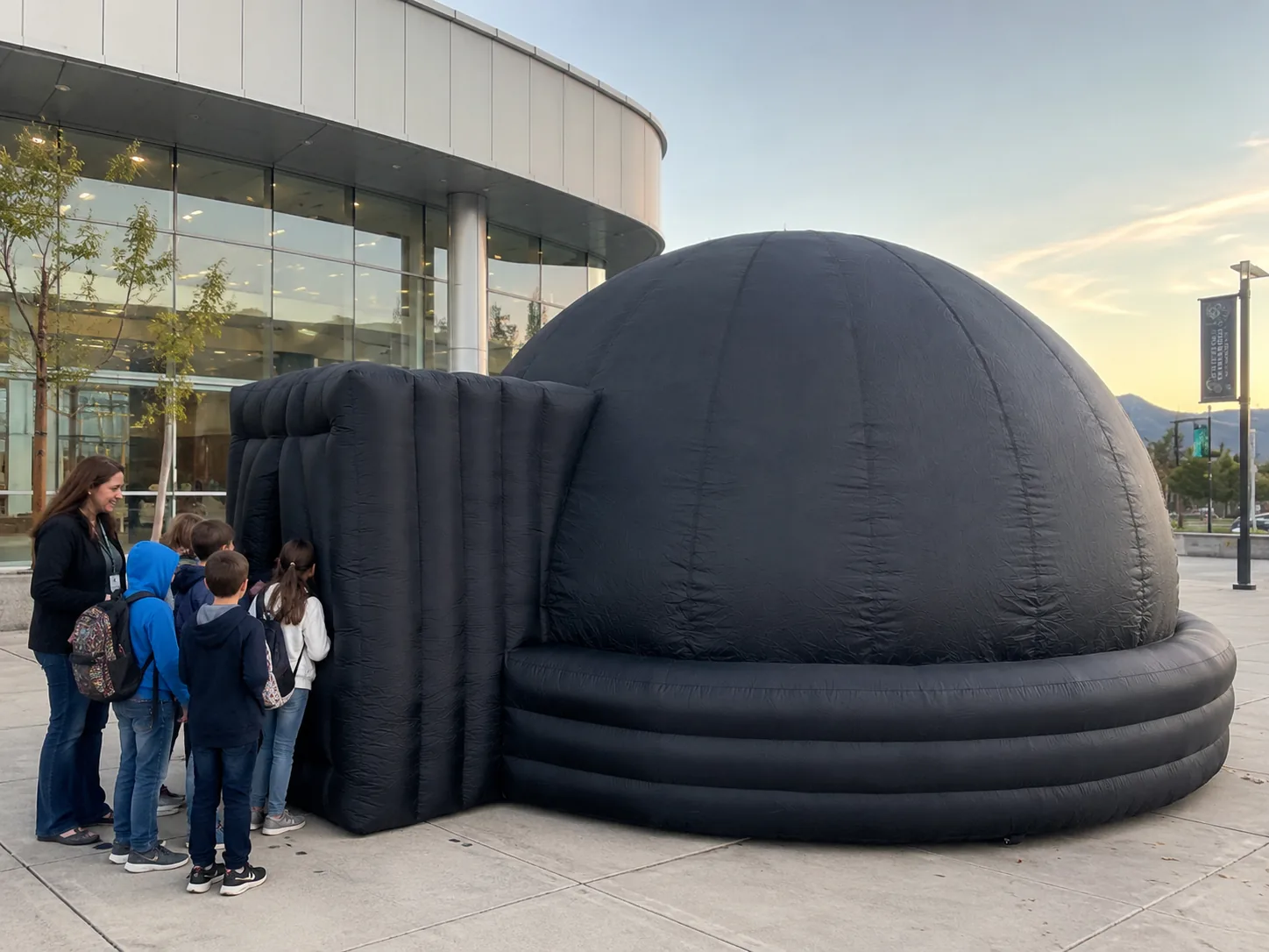 Planetario mobile Tholus Air da 5 metri con persone che ne mostrano la scala