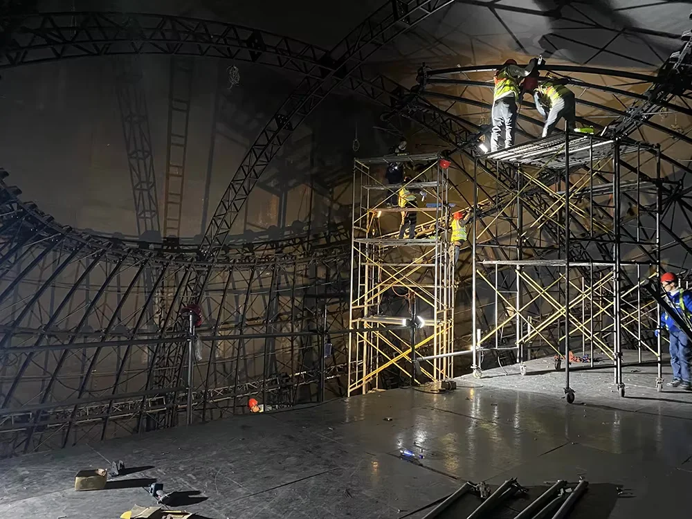 Técnicos montando la cúpula rígida