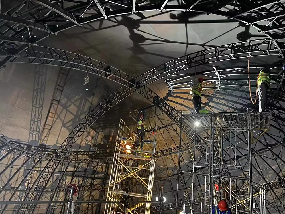 Montaje de los soportes de la superficie fulldome