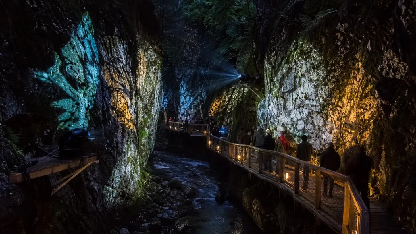 Videomapping site-specific sulle pareti rocciose di una gola attraversata dal pubblico