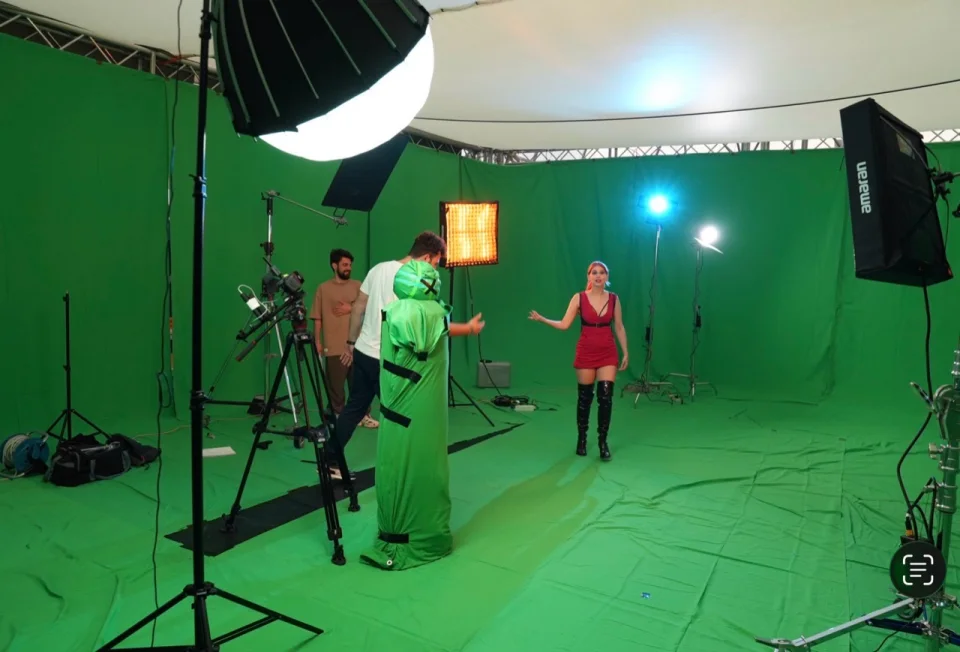 Produzione audiovisiva Fulldome su set con green screen, camera e luci