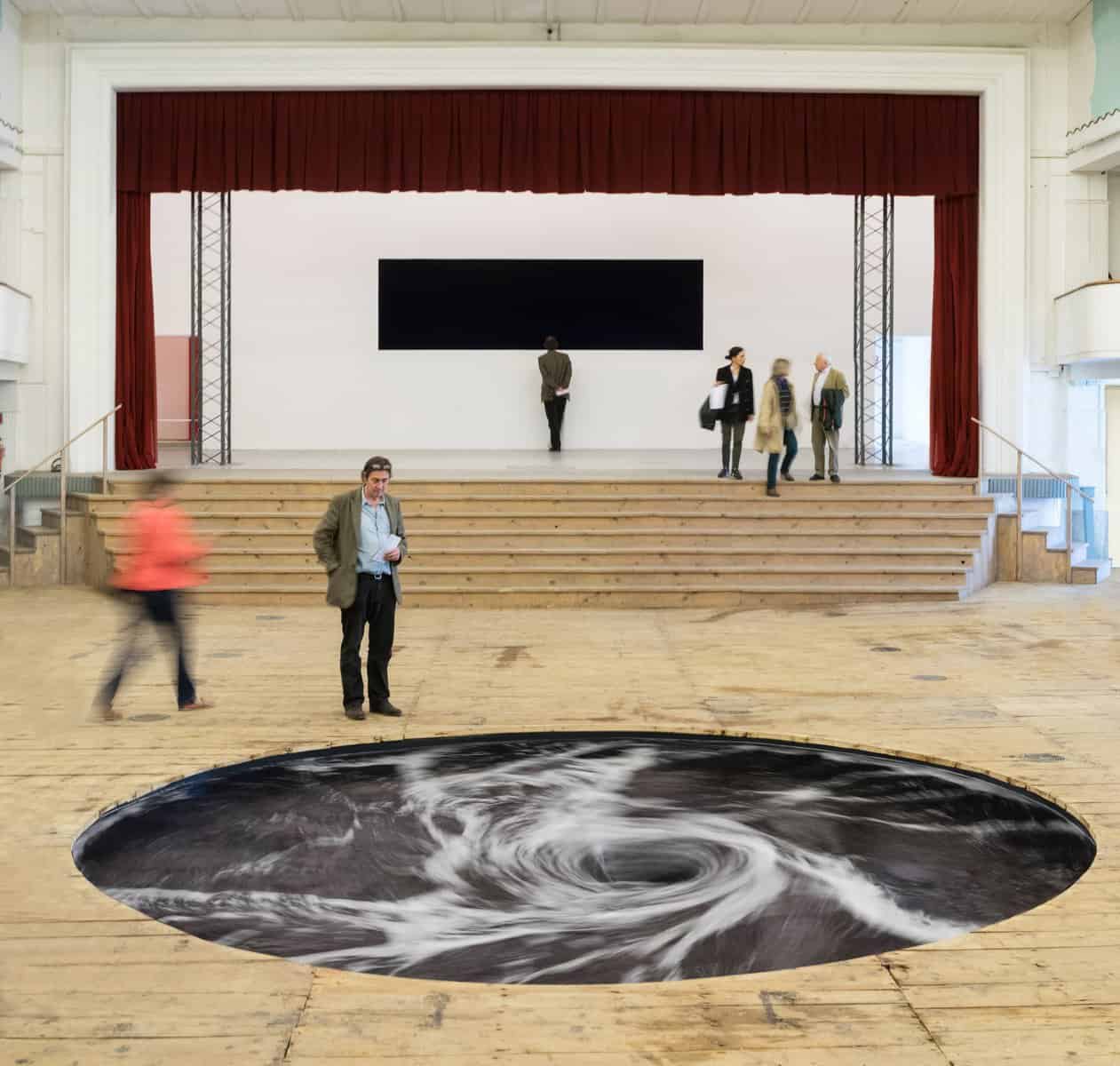 benefici degli eventi immersivi: Descension di Anish Kapoor